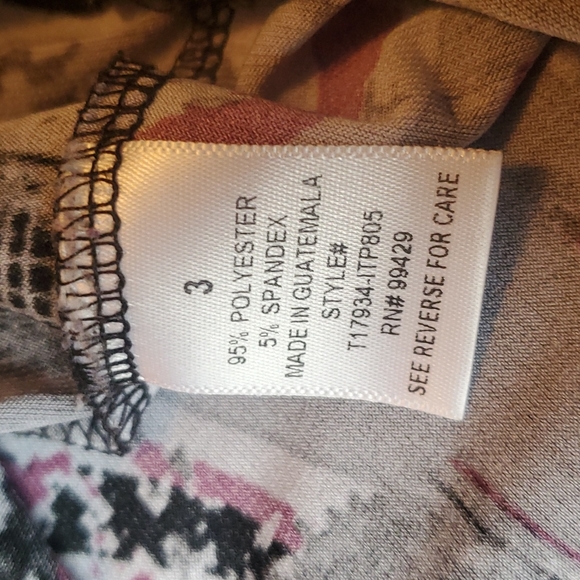 Maurices size 3 geometric abstract design blouse - Picture 6 of 6